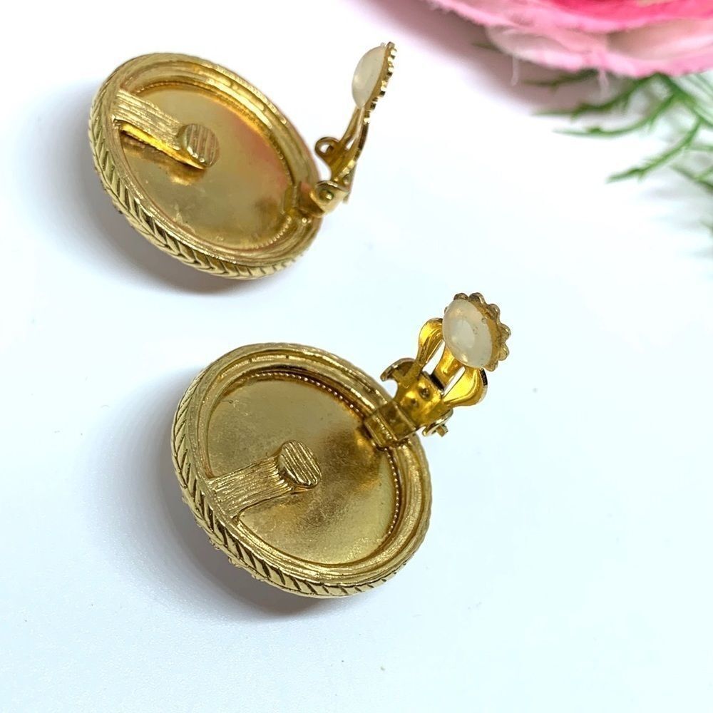 VINTAGE⚜️ESTATE Milk Glass Faceted Crystal & Gold Filigree Clip Earrings - Picture 9 of 11
